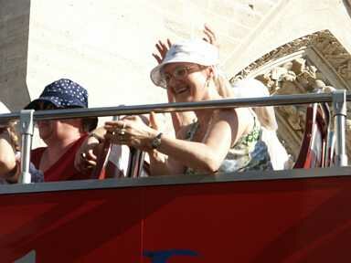 des touristes applaudissent - 12.4&nbsp;ko